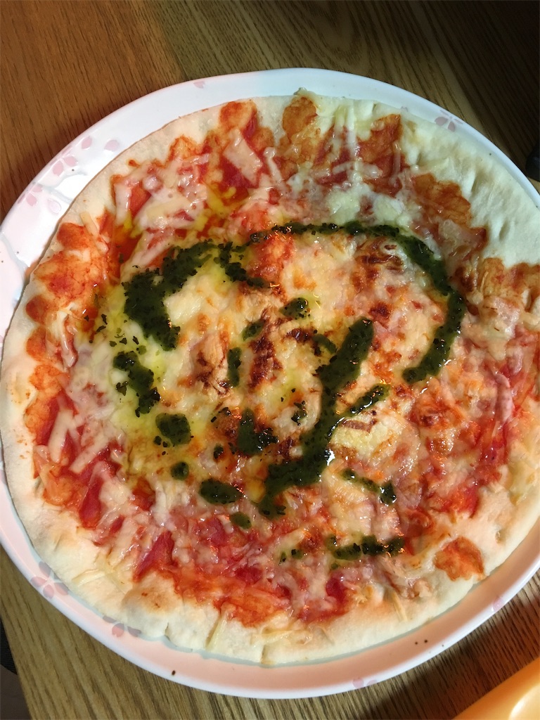 焼いた後のマルゲリータピザ