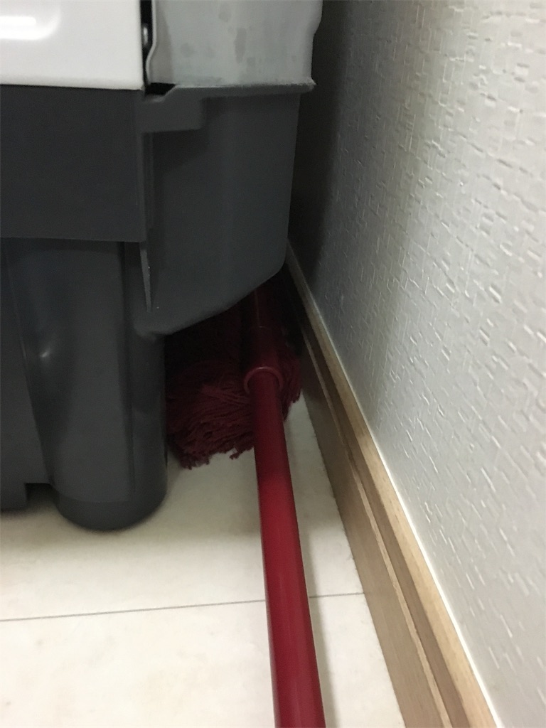 フロアモップで洗濯機の裏側の隙間掃除