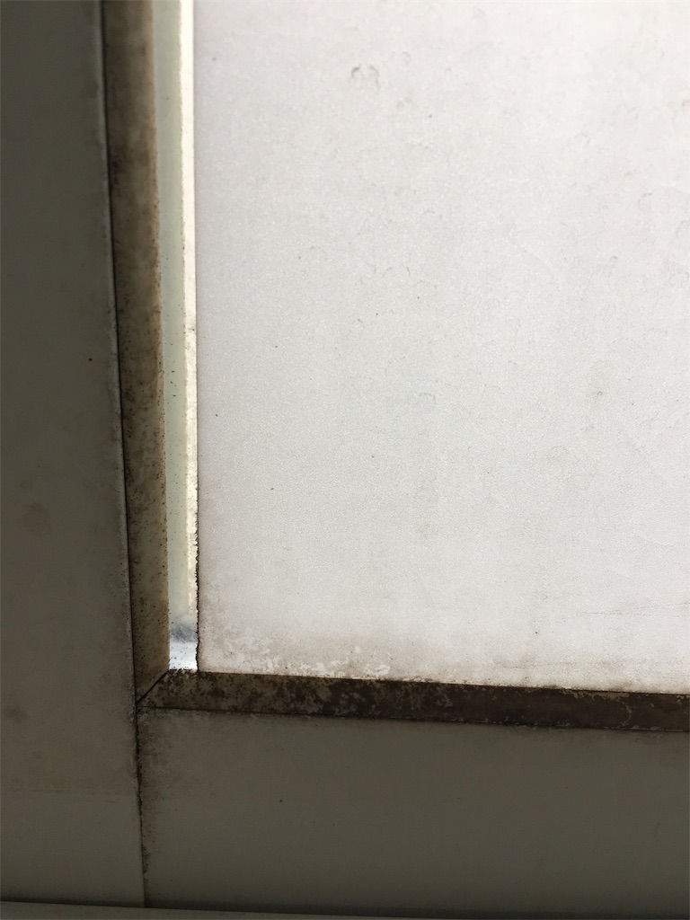 酷く汚れた窓のゴムパッキン