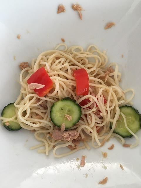 野菜で顔を作った　そうめん