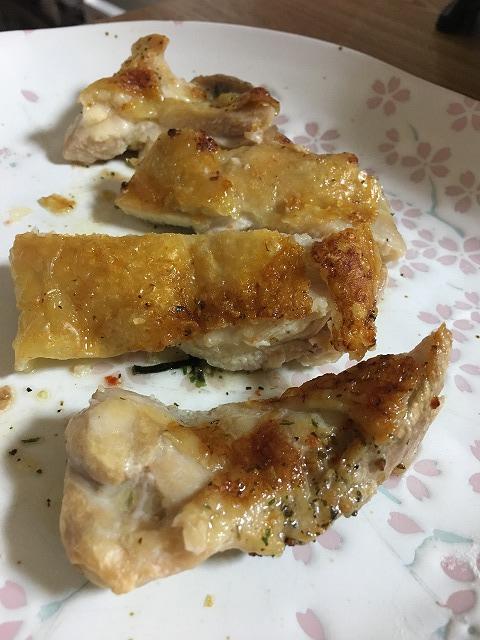 焼いた鶏もも肉をカットしたところ