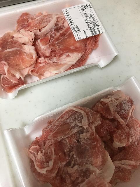 切り落とし肉をトレイごと半分にわける