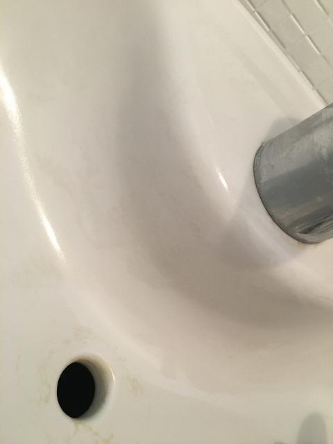 白い鱗汚れのついたトイレの水受け