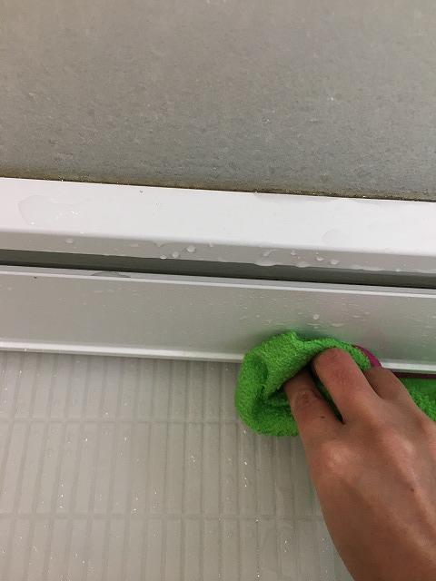 浴室ドアの通気口の下の水垢掃除