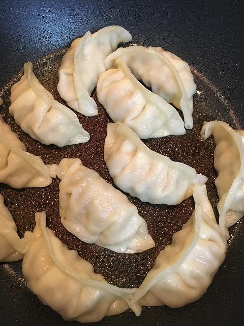 焼き終わった、幸楽苑の冷凍餃子