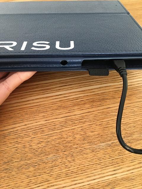 RISU算数タブレット、USBケーブル差し込み口