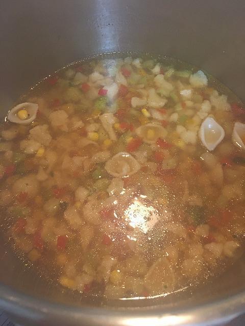 彩りサラダ野菜ミックスを使ったコンソメスープ