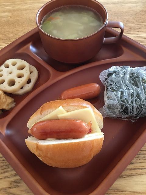 今日のお昼ごはん【ロールパンドック・おにぎり】