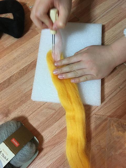 羊毛フェルトで蛇を作る途中