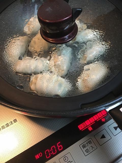 餃子の蒸し焼き