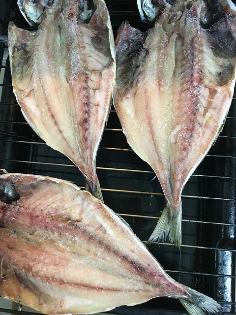 アジを魚焼きグリルで焼く