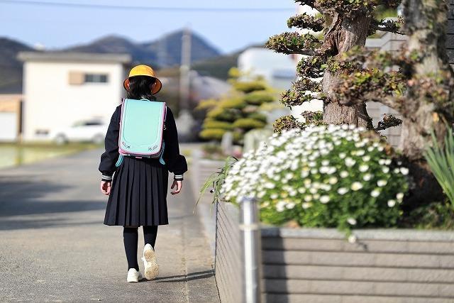 小学生に家の鍵を持たせるイメージ画像