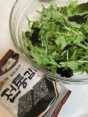 業務スーパーの韓国のりで水菜サラダ