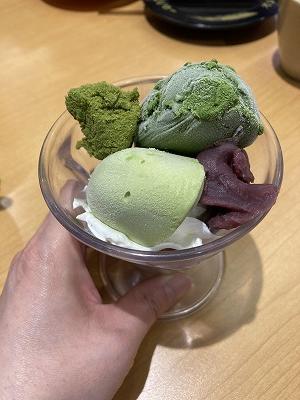 スシロー・抹茶すぎるパフェ上から