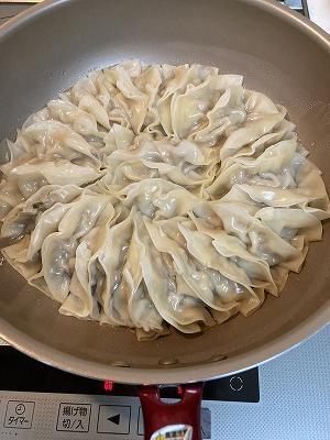 焼けた餃子の盛り付け方1