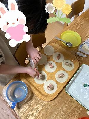 子供に餃子を包んでもらう